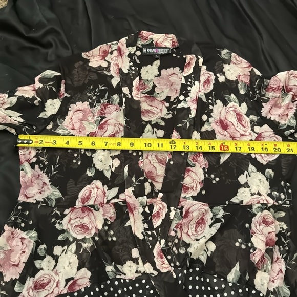The Pyramid Collection Black Sheer‎ Open-front Floral Polka Dot Print Cardigan - Picture 6 of 9